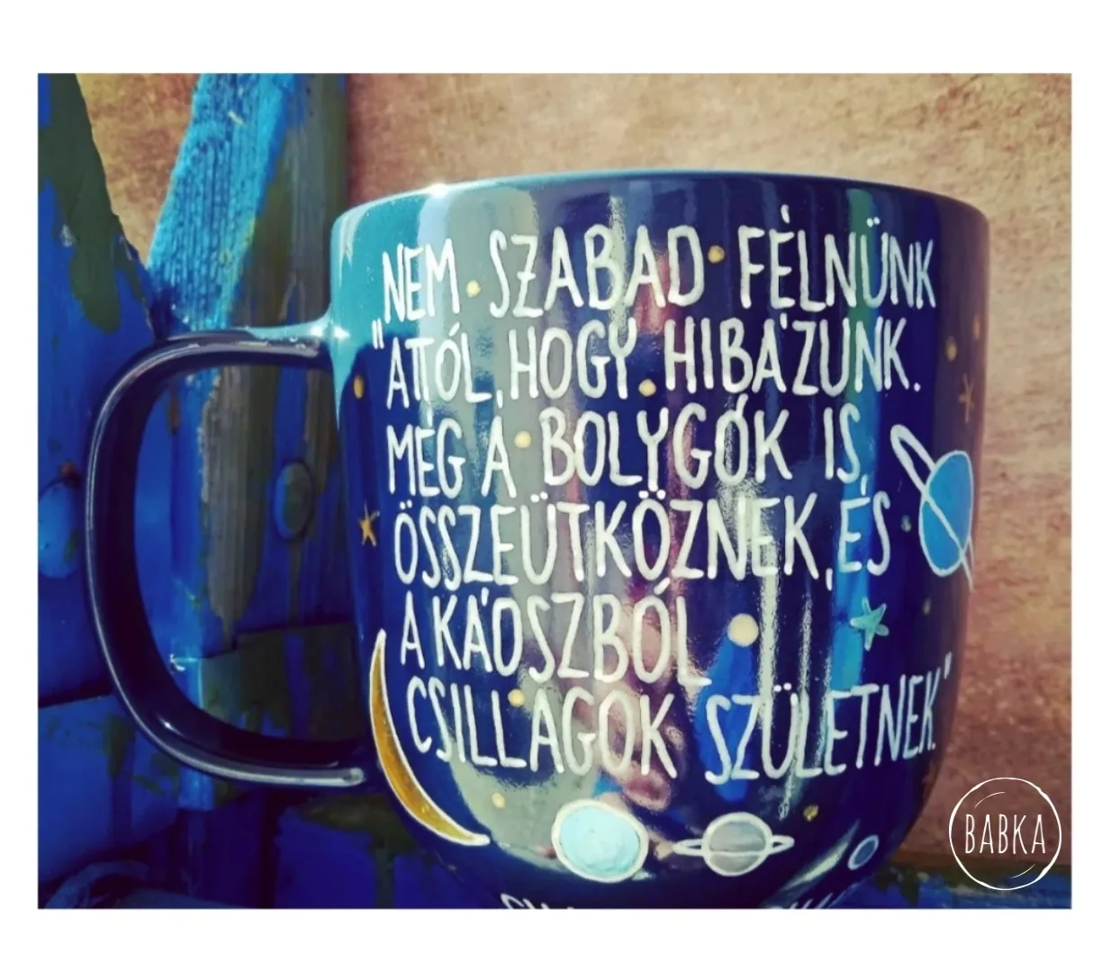 Chaplin bögre  (Nem szabad félnünk attól, hogy hibázunk. Még a bolygók is összeütköznek és a káoszból csillagok születnek.)