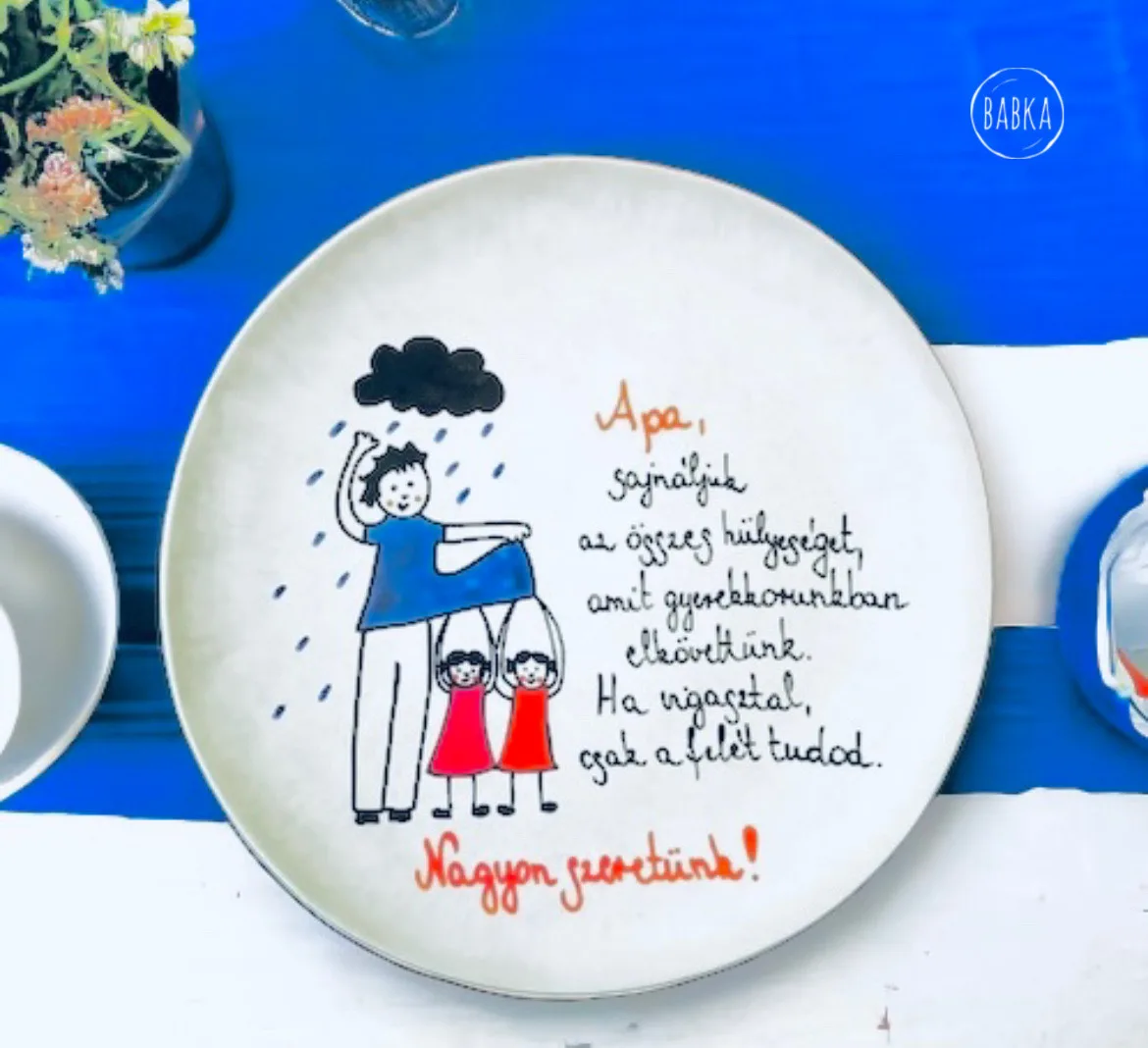 Apa tányér (21cm) (Sajnáljuk az összes hülyeséget, amit gyerekkorunkban elkövettünk, ha vigasztal, csak a felét tudod.)