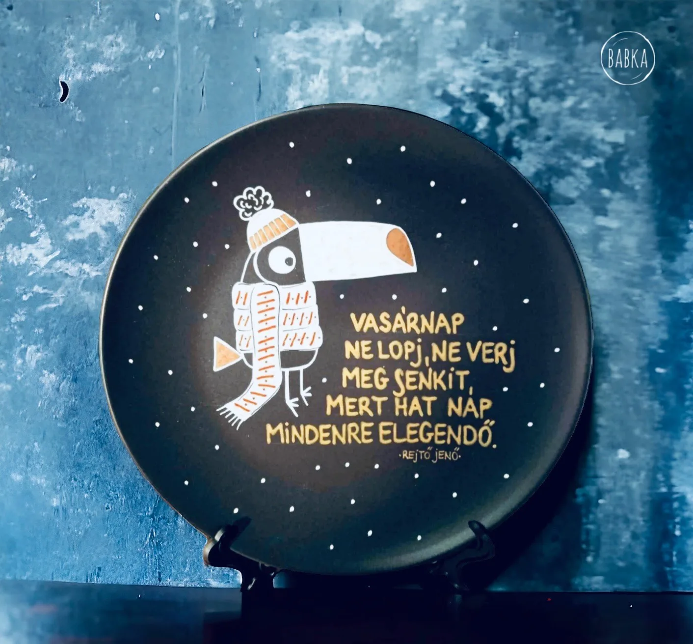 Rejtő tányér (Vasárnap ne lopj, ne verj meg senkit, mert hat nap mindenre elegendő.)
