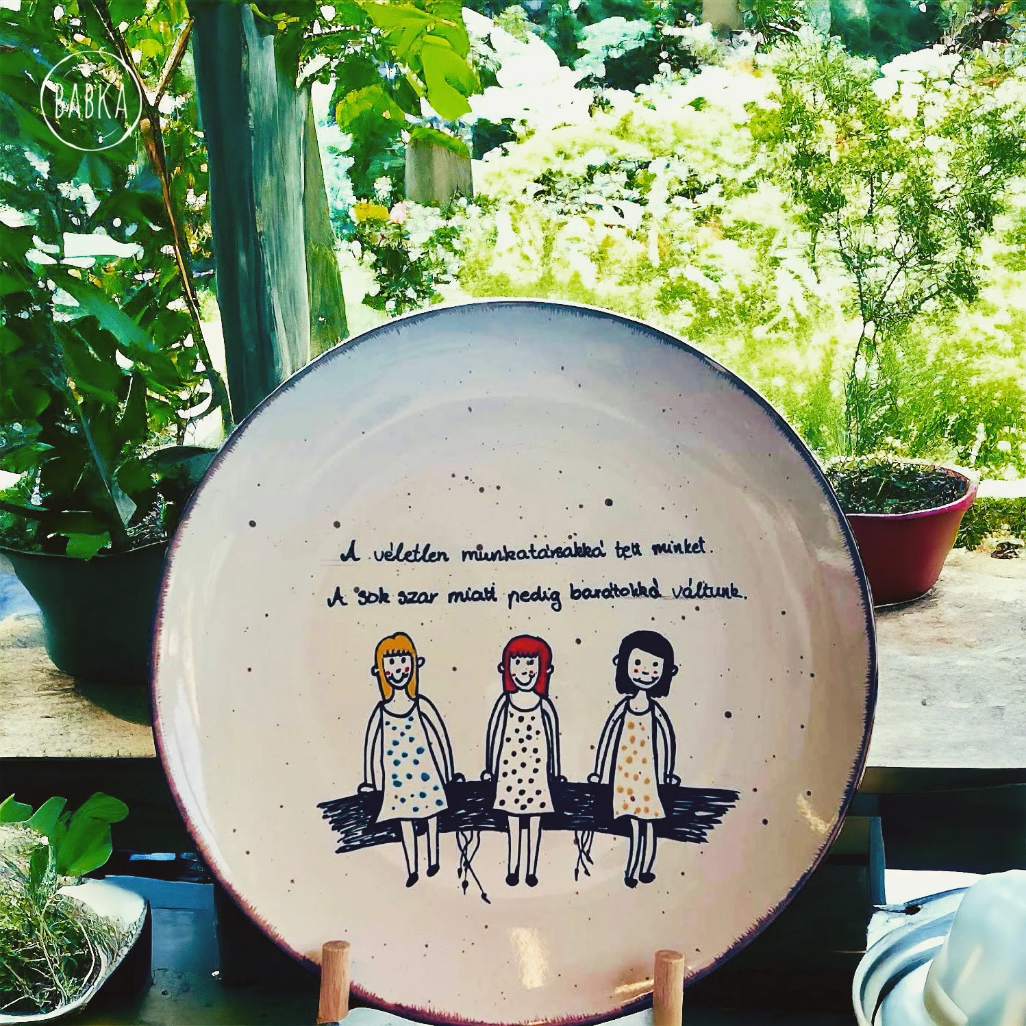 Munkahelyi barátság (27cm) (személyre szabható) A véletlen munkatársakká tett minket. A sok szar miatt pedig barátokká váltunk.