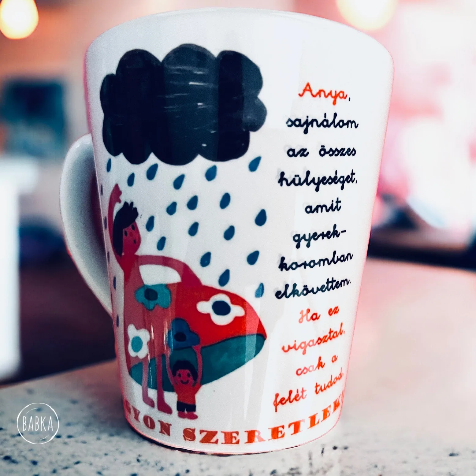 Anya - Bögre  tejeskávés (Anya, sajnálom az összes hülyeséget amit gyerekkoromban elkövettem, ha ez vigasztal, csak a felét tudod.)