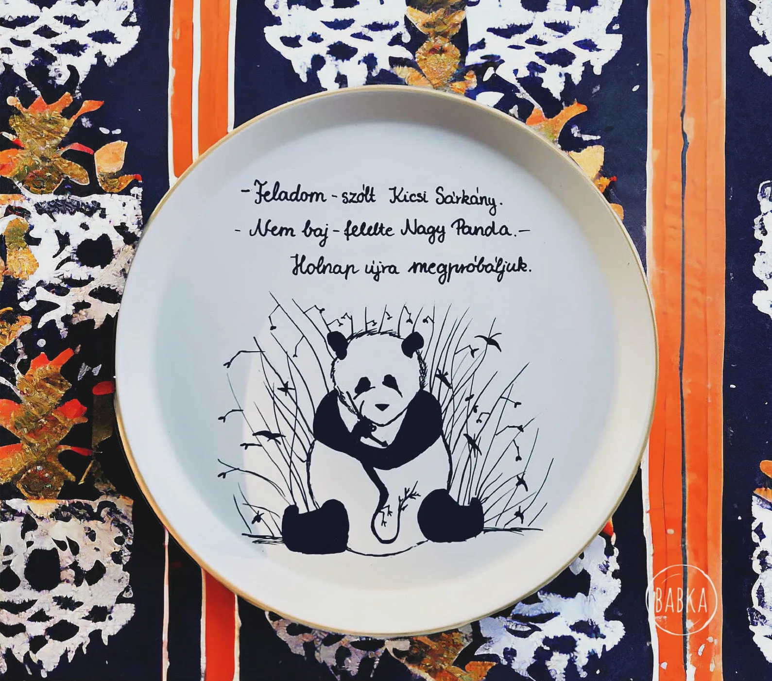Nagy Panda és Kicsi Sárkány  (holnap újra) Feladom - szólt Kicsi Sárkány. ; Nem baj - felelte Nagy Panda. ; Holnap újra megpróbáljuk.
