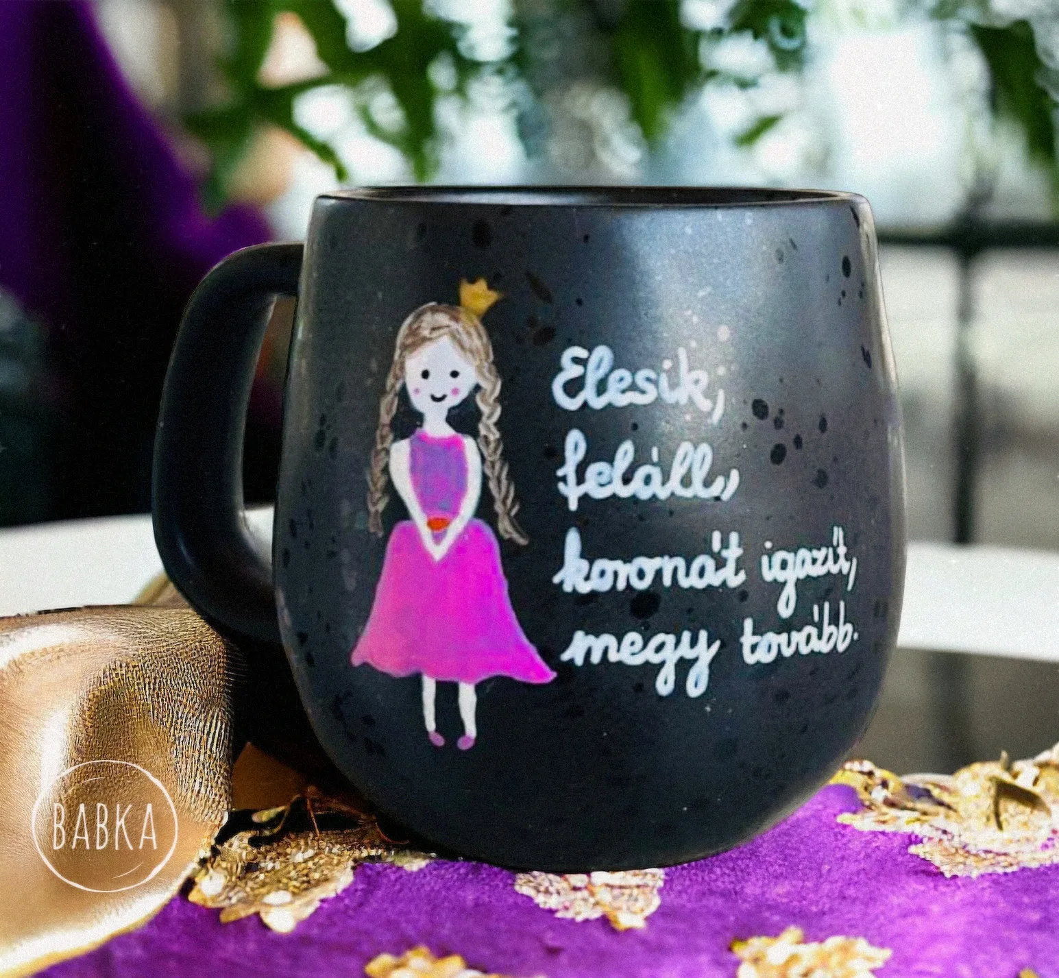 Motivációs bögre (királylány) (4,2dl) Elesik; feláll, koronát igazít, megy tovább. (limitált)