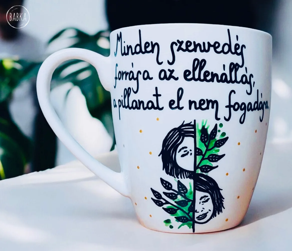Motivációs bögre (Minden szenvedés forrása az ellenállás, a pillanat el nem fogadása.)
