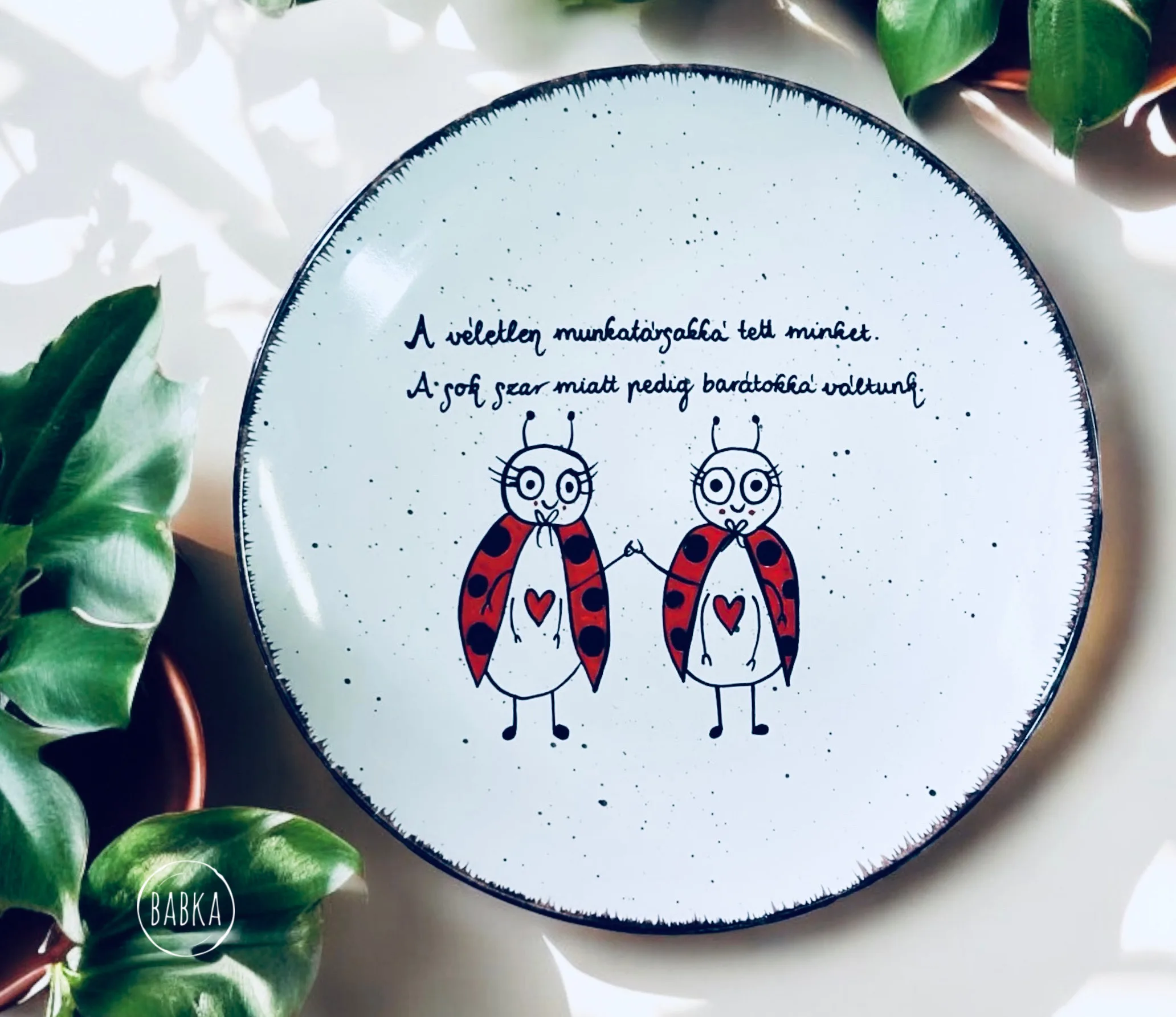 Munkahelyi barátság  (katica) A véletlen munkatársakká tett minket. A sok szar miatt pedig barátokká váltunk.
