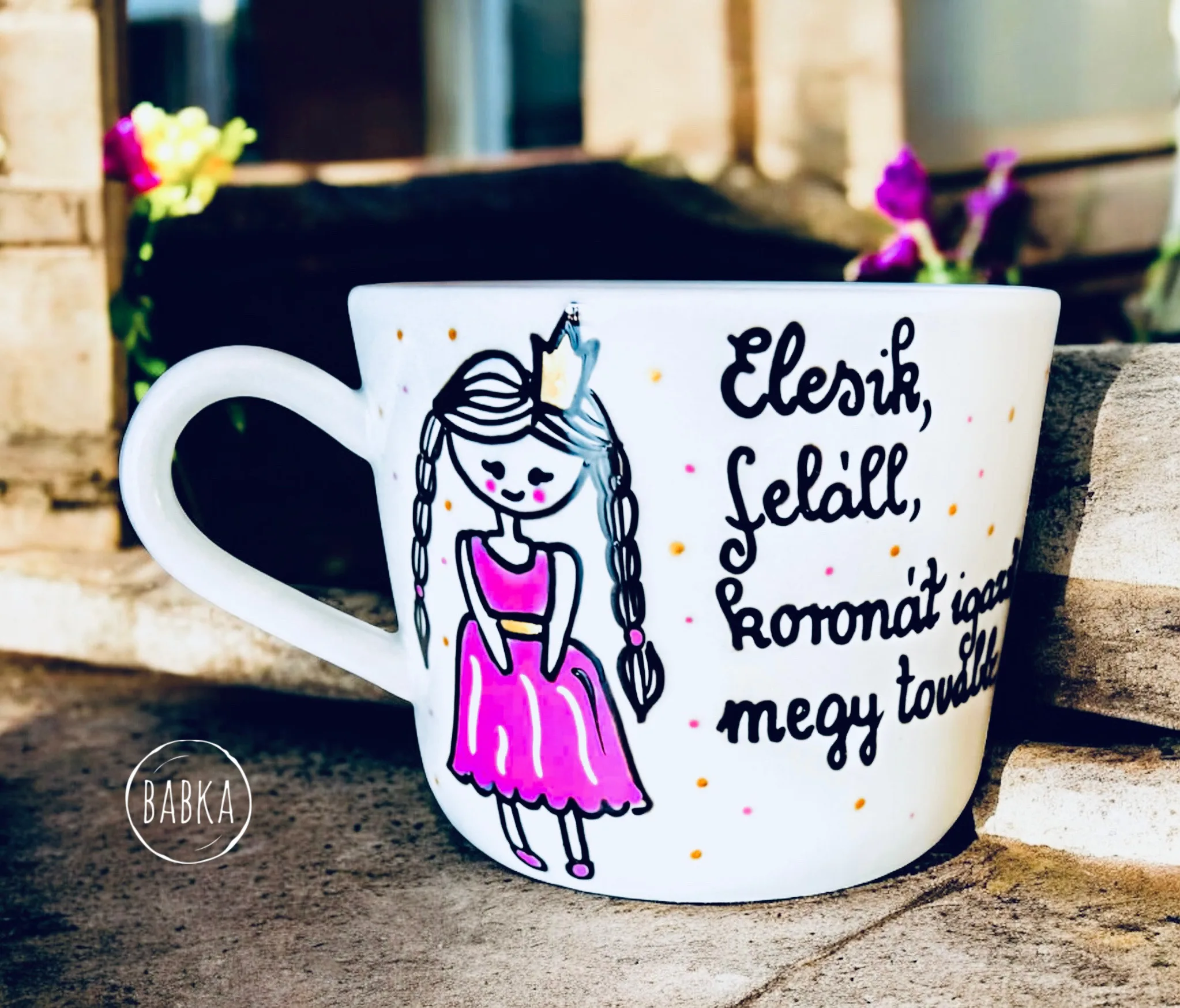 Motivációs csésze (Elesik, feláll, koronát igazít, megy tovább...) (1dl)