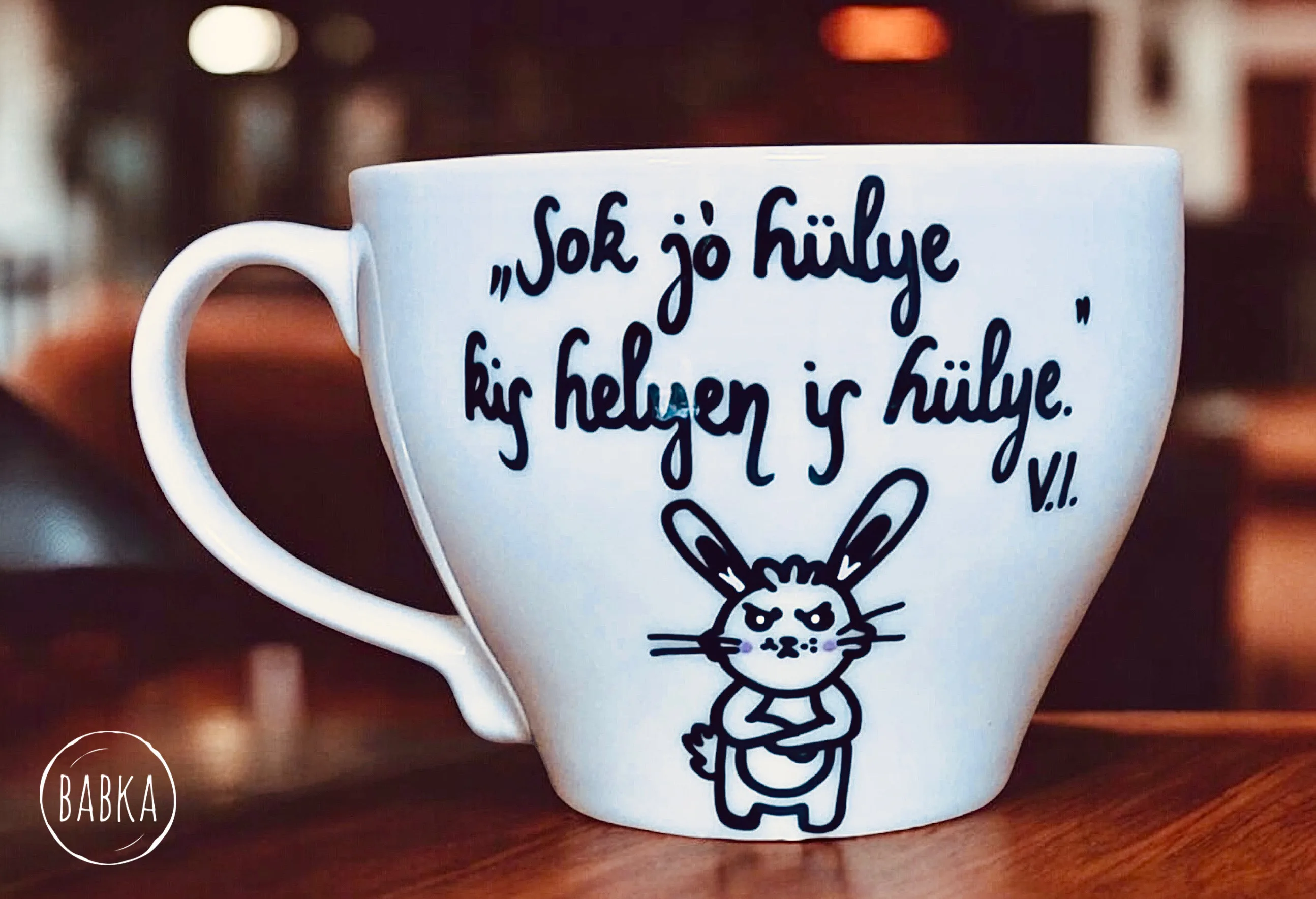 "Sok jó hülye, kis helyen is hülye." csésze