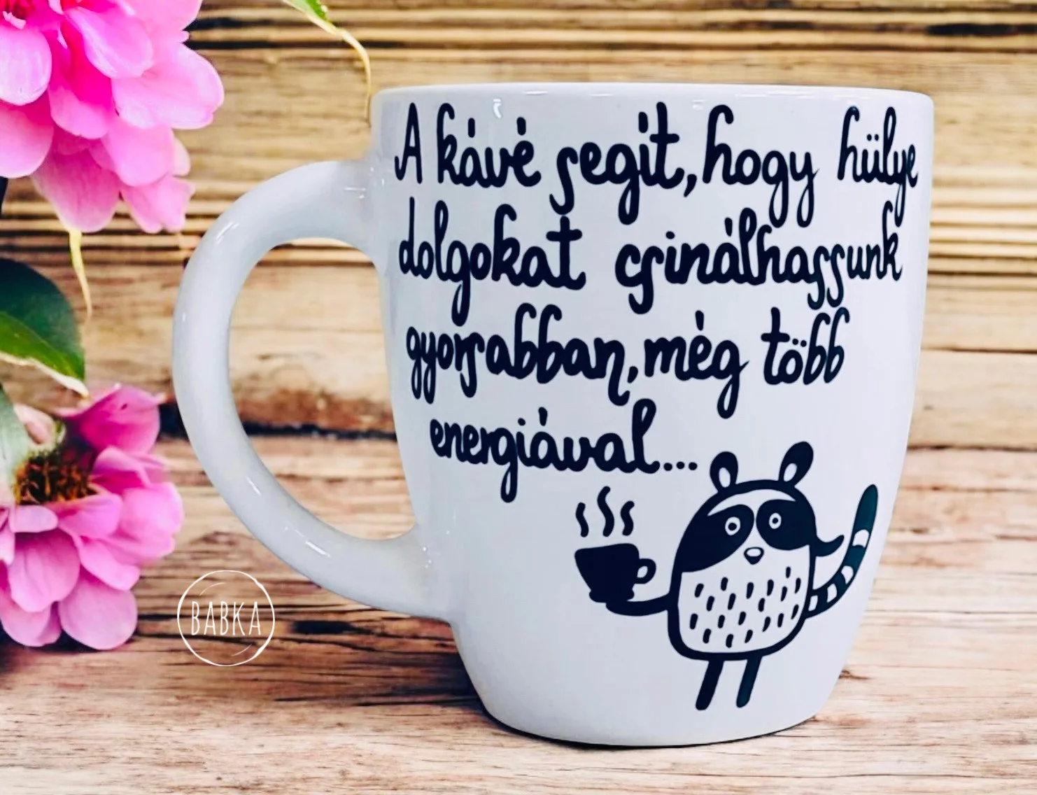 A kávé segít (bögre) (mosómaci)