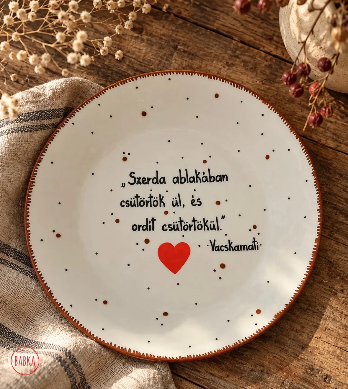 Szerda ablakában (tányér) (A Négyszögletű Kerek Erdő) (fehér)