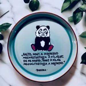 Panda tányér - Buddha (Hagyd, hogy a mosolyod megváltoztassa a világot, de ne hagyd, hogy a világ megváltoztassa a mosolyod.)
