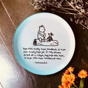 Micimackó tányér - Hepehupa (Hepe után mindig hupa következik, és hupa után mindig hepe jön. És még sohasem fordult elő a világon, hogy hepe után hepe és hupa után hupa következett volna.)