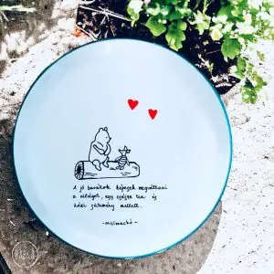 Micimackó tányér - barátság ( A jó barátok képesek megváltani a világot, egy csésze tea és házi sütemény mellett.) (SZÍN A TÁNYÉR PEREMÉRE VONATKOZIK) - Sárga