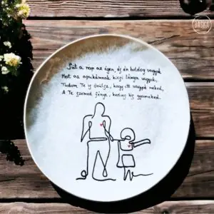 Apa tányér (Süt a nap az égen, és én boldog vagyok. Mert az apukámnak kicsi lánya vagyok. Tudom, te is örülsz, hogy itt vagyok neked, a te szemed fénye, kedves kis gyermeked.)