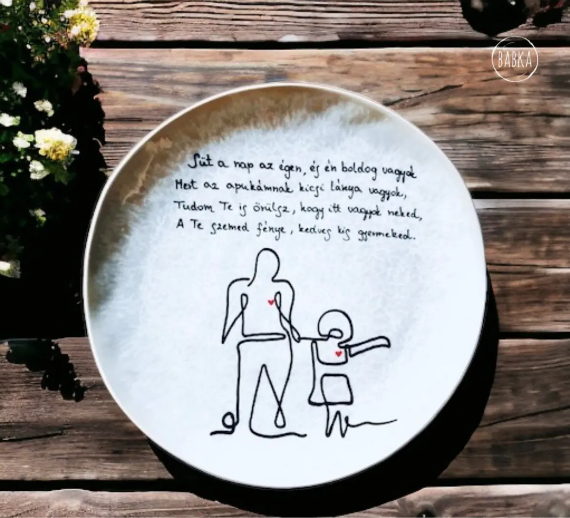 Apa tányér (Süt a nap az égen, és én boldog vagyok. Mert az apukámnak kicsi lánya vagyok. Tudom, te is örülsz, hogy itt vagyok neked, a te szemed fénye, kedves kis gyermeked.)
