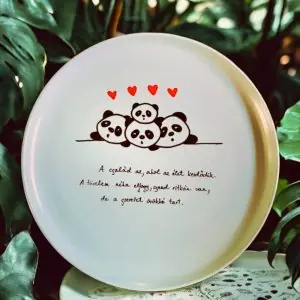 Panda család - tányér ( A család az, ahol az élet kezdődik. A türelem néha elfogy, csend ritkán van, de a szeretet örökké tart.)