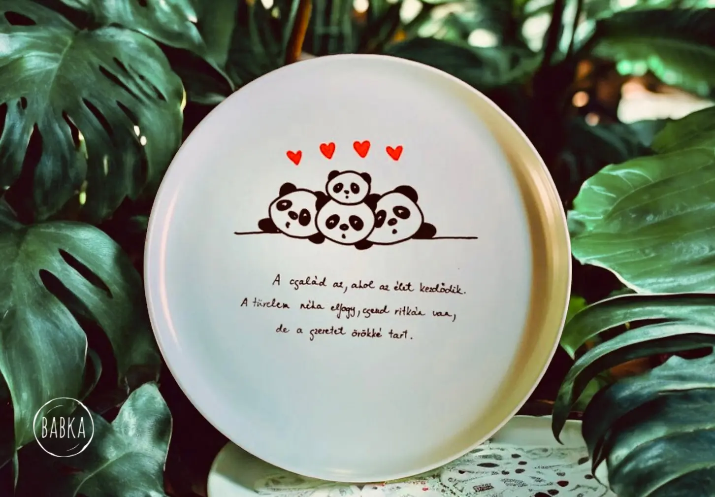 Panda család - tányér ( A család az, ahol az élet kezdődik. A türelem néha elfogy, csend ritkán van, de a szeretet örökké tart.)