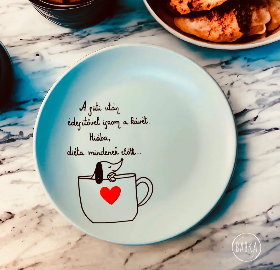 Sütis desszertes tányér (A süti után édesítővel iszom a kávét. Hiába, diéta mindenek előtt.)