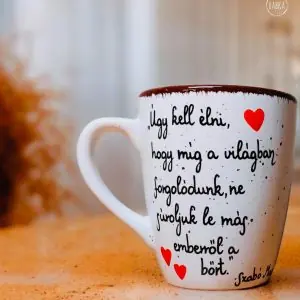 Szabó Magda bögre  (Úgy kell élni, hogy míg a világban forgolódunk, ne súroljuk le más emberről a bőrt.)