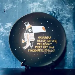Rejtő tányér (Vasárnap ne lopj, ne verj meg senkit, mert hat nap mindenre elegendő.)