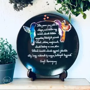Hemingway (26cm) (Talán semmi sincs szebb a világon, mint találni egy embert, akinek lelkébe nyugodtan letehetjük szívünk titkait, akiben megbízunk, akinek kedves az arca, elűzi lelkünk bánatát, akinek egyszerű jelenléte elég, hogy vidámak és nagyon boldogok legyünk.)