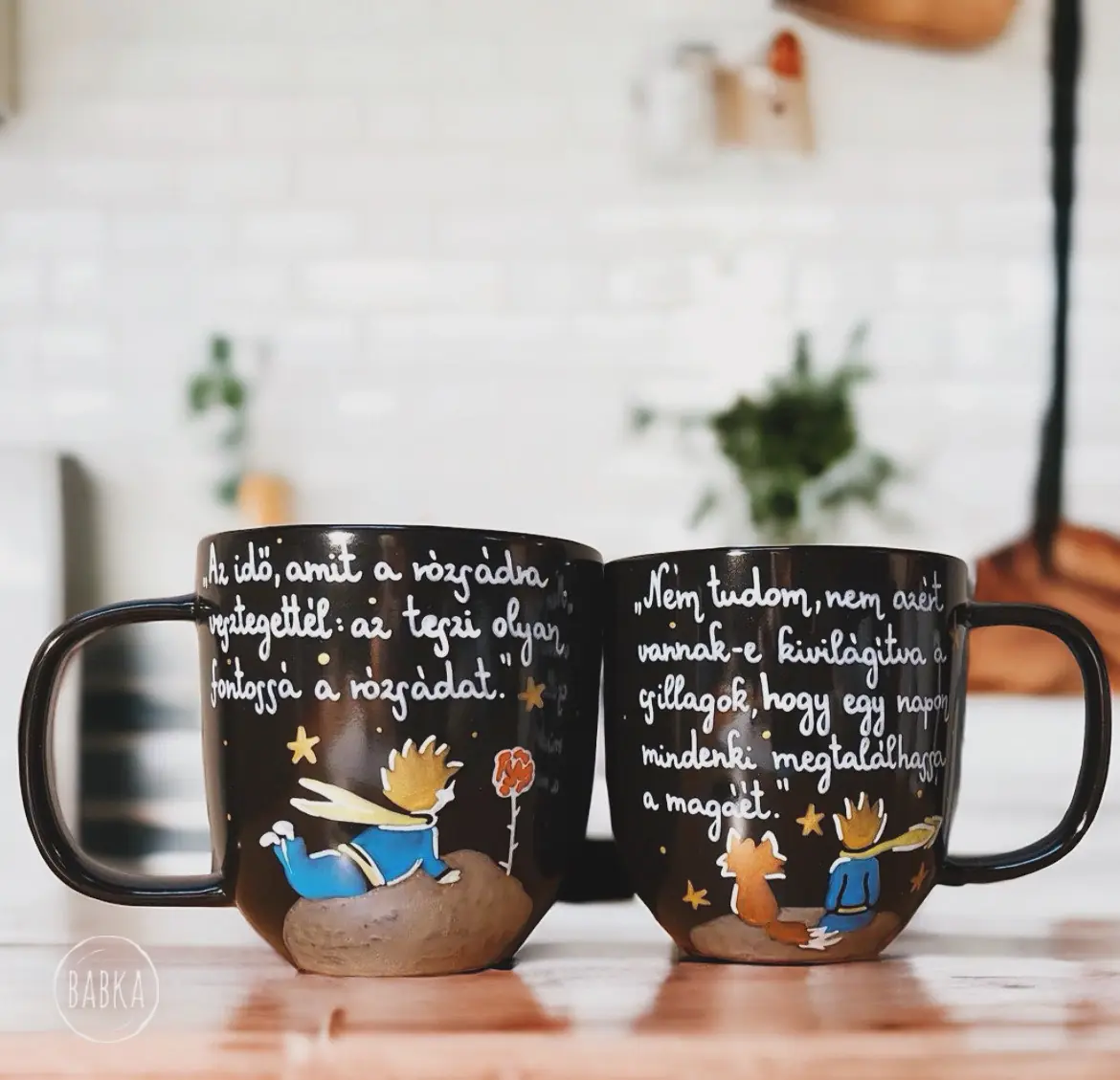 A kis herceg páros bögre  – Az idő, amit a rózsádra vesztegettél: az teszi olyan fontossá a rózsádat.    -Nem tudom (...), nem azért vannak-e kivilágítva a csillagok, hogy egy napon mindenki megtalálhassa a magáét.