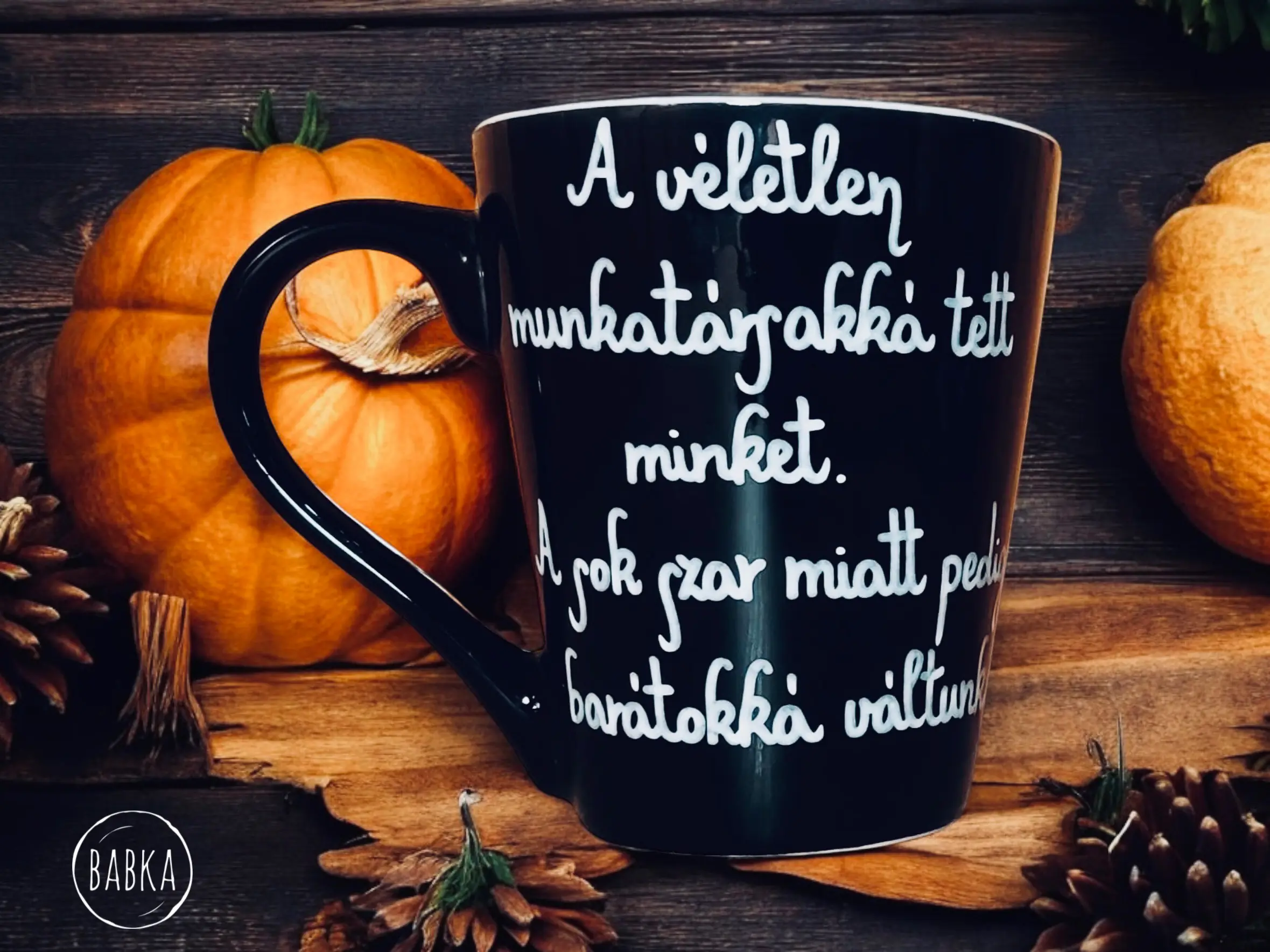 Munkahelyi barátság bögre (fekete) (A véletlen munkatársakká tett minket. A sok szar miatt pedig barátokká váltunk.