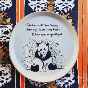 Nagy Panda és Kicsi Sárkány (holnap újra) Feladom - szólt Kicsi Sárkány. ; Nem baj - felelte Nagy Panda. ; Holnap újra megpróbáljuk. - Piros