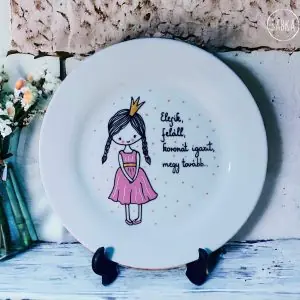 Motivációs tányér (királylány) Elesik; feláll, koronát igazít, megy tovább.