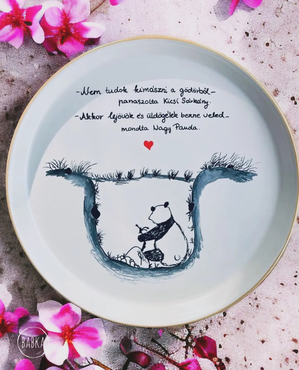 Nagy Panda és Kicsi Sárkány (üldögélek veled) Nem tudok kimászni a gödörből - panaszolta Kicsi Sárkány. ; Akkor lejövök, és üldögélek benne vele - mondta Nagy Panda.