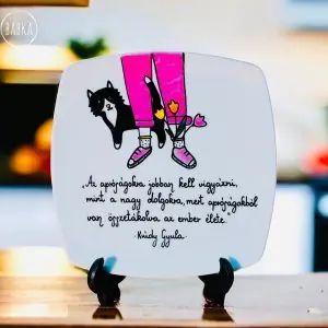 Apróságok (Krúdy Gyula) ( Az apróságokra jobban kell vigyázni, mint a nagy dolgokra, mert az apróságokból van összetákolva az ember élete.)