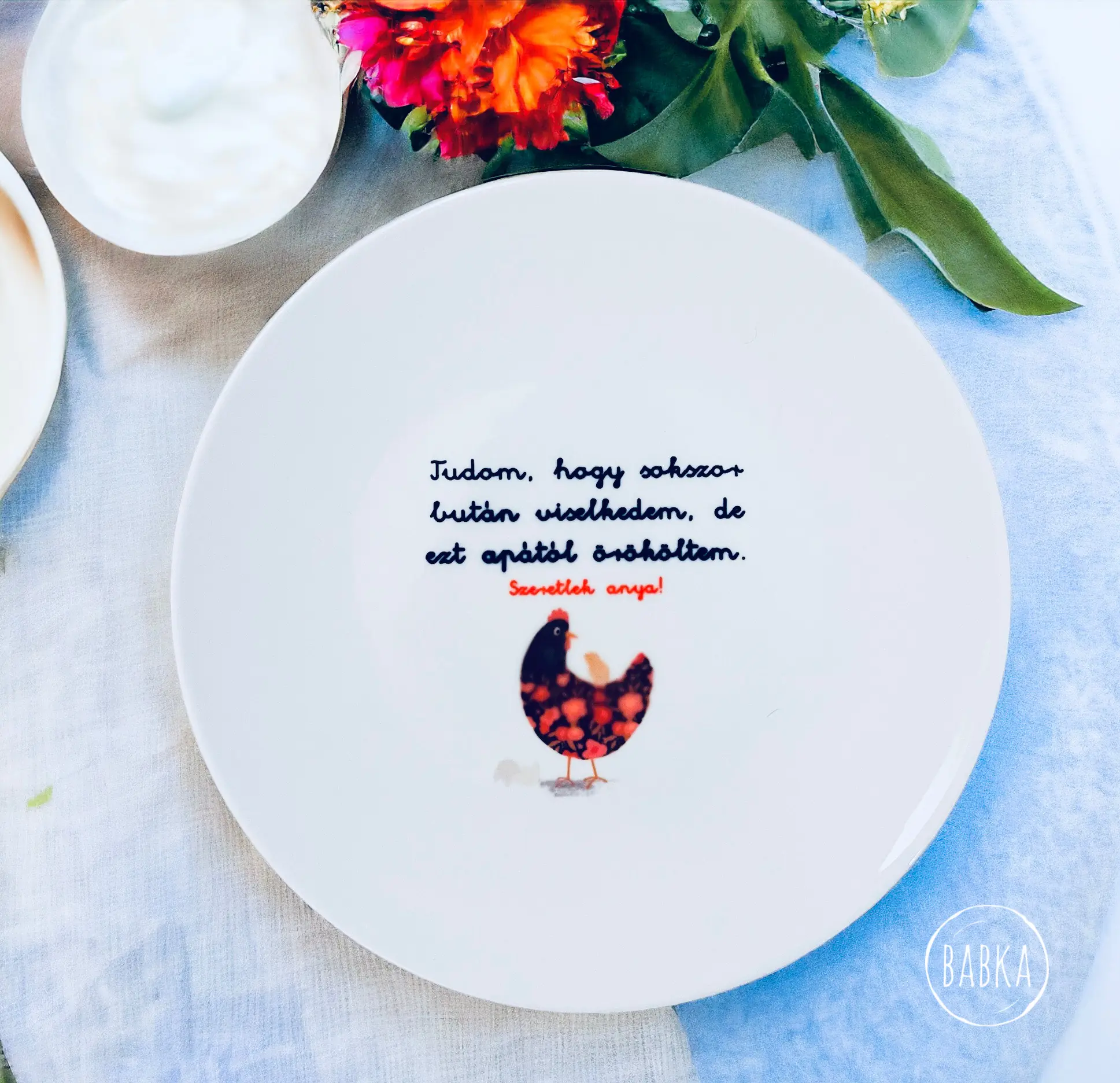Reggeliző tányér (tyúkanyó) (Tudom, hogy sokszor bután viselkedtem, de ezt apától örököltem.)