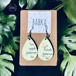 Az egyik fülemen be, a másik fülemen ki (fülbevaló)