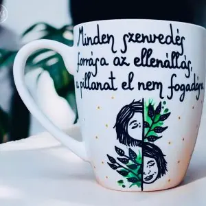 Motivációs bögre (Minden szenvedés forrása az ellenállás, a pillanat el nem fogadása.)
