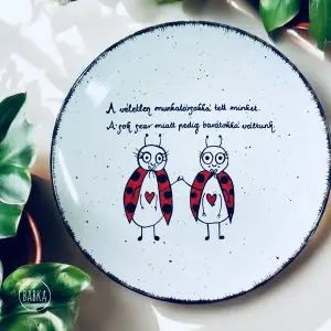 Munkahelyi barátság (katica) A véletlen munkatársakká tett minket. A sok szar miatt pedig barátokká váltunk.