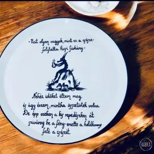 Nagy Panda és Kicsi Sárkány (Holdkorong) (“- Picit olyan vagyok, mint ez a csésze - folytatta Kicsi Sárkány. - Nehéz időket éltem meg, és úgy érzem, mintha összetörtek volna. De épp ezeken a kis repedéseken át szivárog be a fény -emelte a holdkorong felé a csészét.”