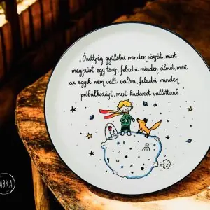 A kis herceg (27cm) ("Őrültség gyűlölni minden rózsát, mert megszúrt egy tövis, feladni minden álmot, mert az egyik nem vált valóra, feladni minden próbálkozást, mert kudarcot vallottunk... ")