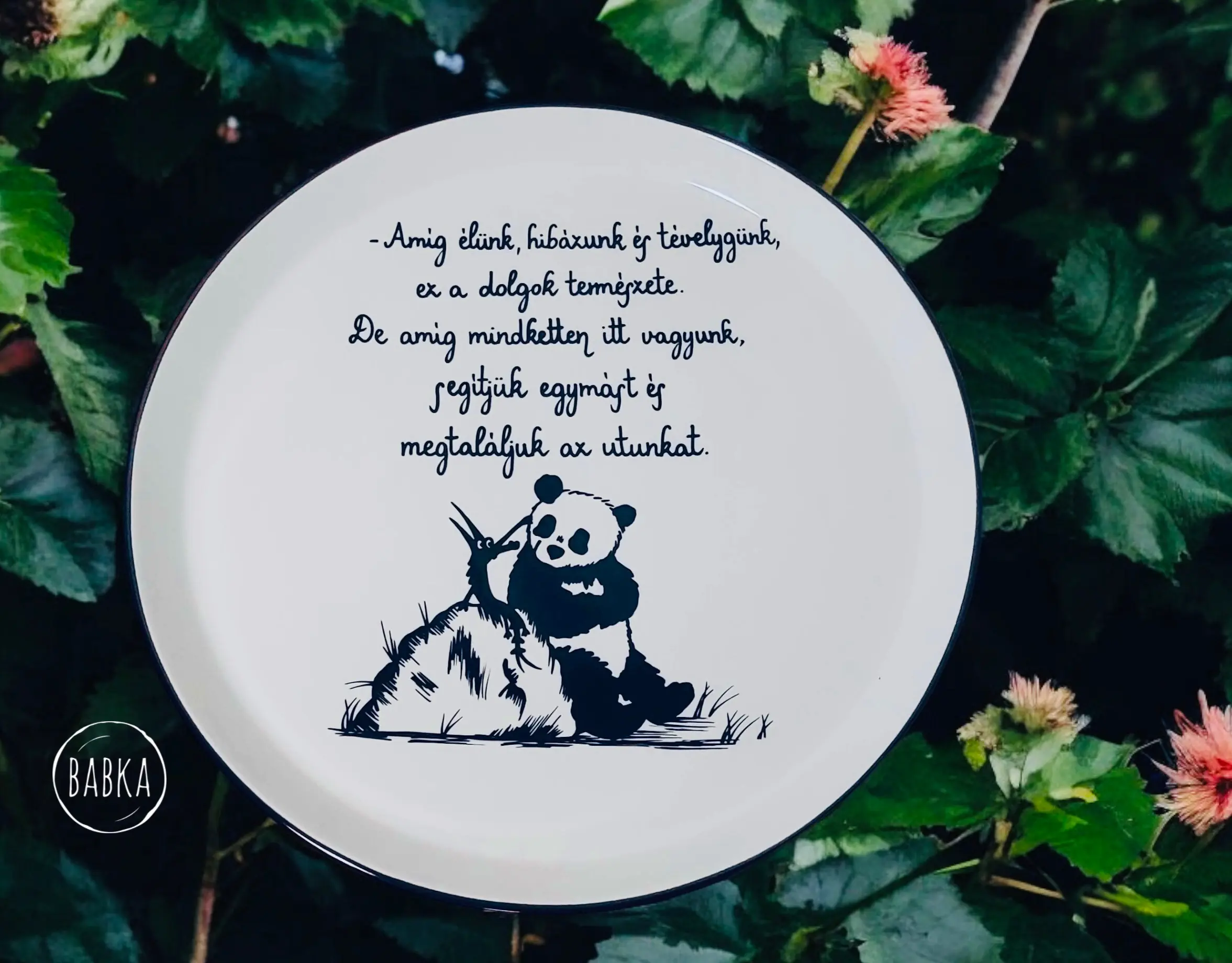 Nagy Panda és Kicsi Sárkány  (A dolgok természete) (Amíg élünk, hibázunk éstévelygünk, ez a dolgok természete. De amíg mindketten itt vagyunk, segítjük egymást és megtaláljuk az utunkat.)