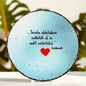 Szerda ablakában (tányér) (A Négyszögletű Kerek Erdő)