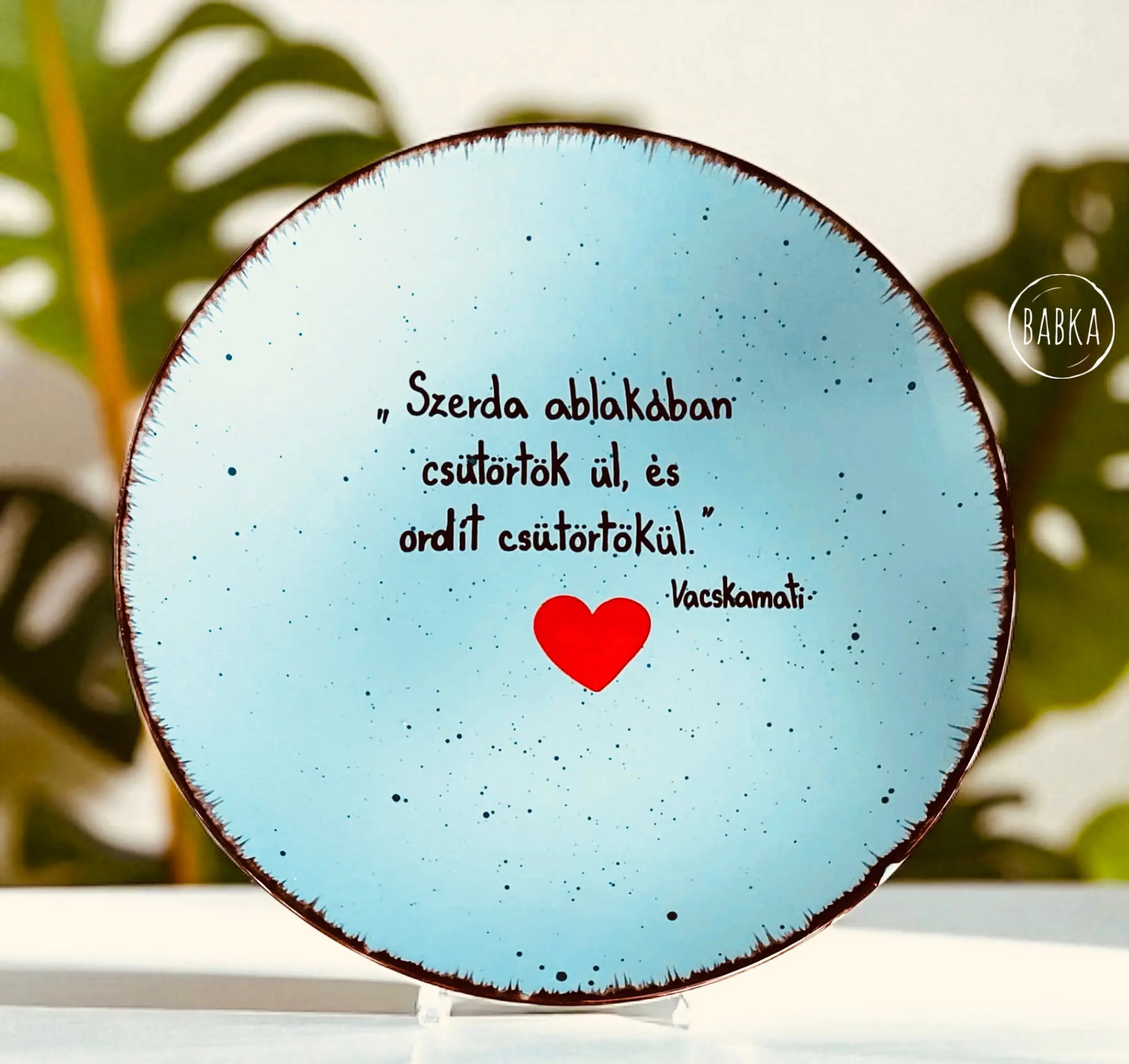 Szerda ablakában (tányér) (A Négyszögletű Kerek Erdő)