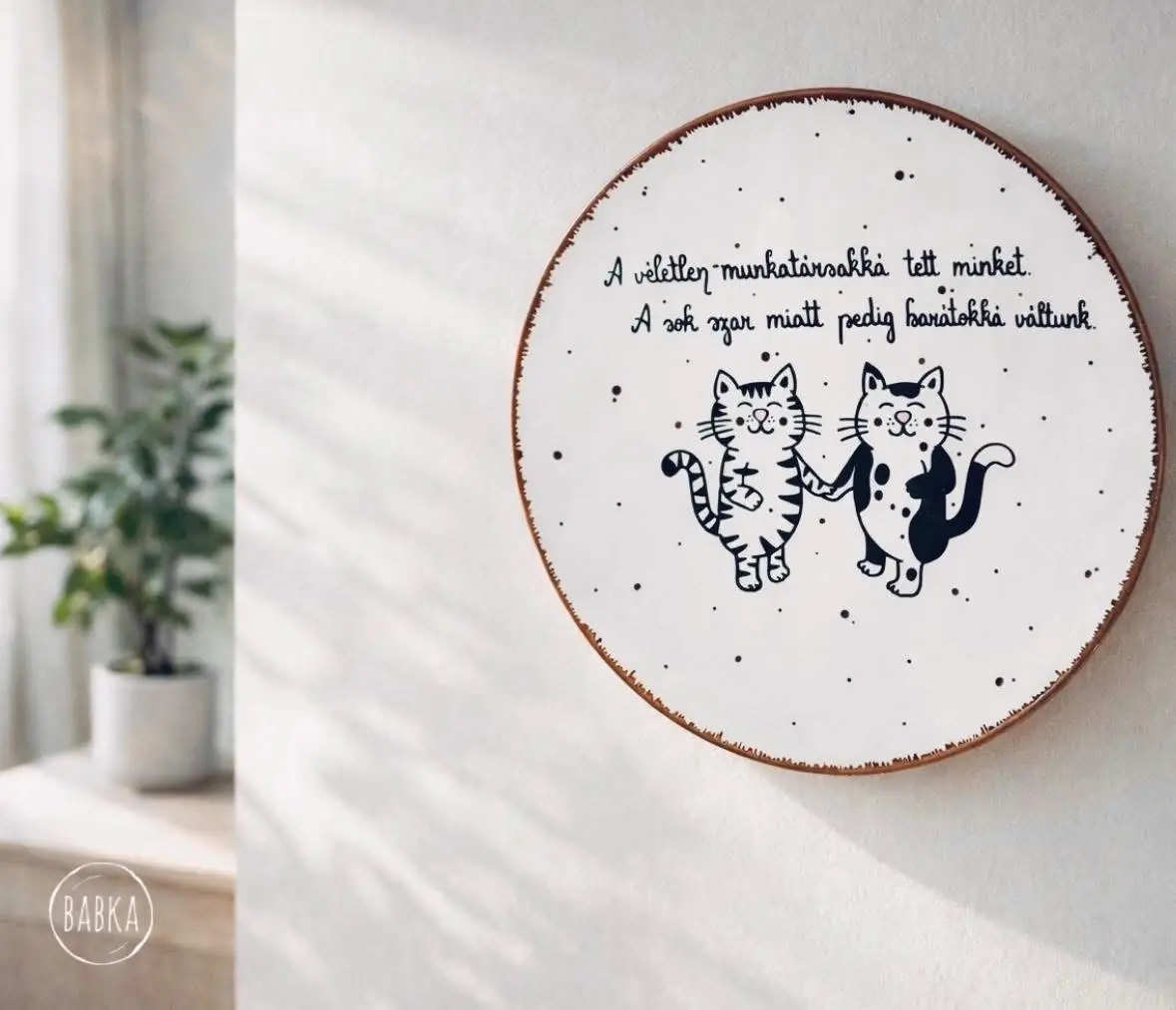 Munkahelyi barátság (cicák) A véletlen munkatársakká tett minket. A sok szar miatt pedig barátokká váltunk.